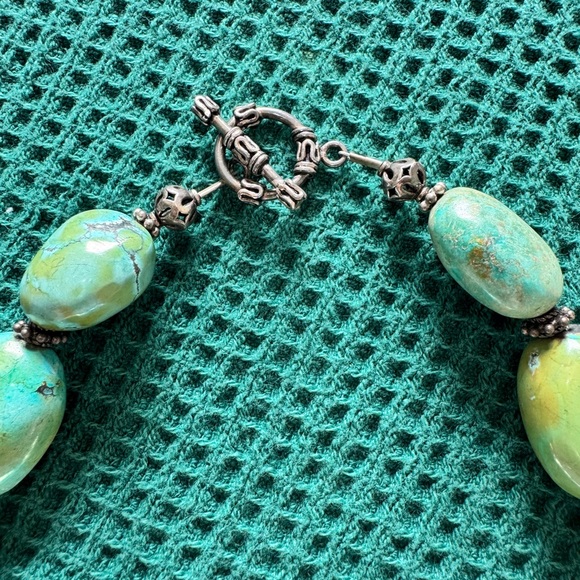 Chunky turquoise necklace with large medallion - Picture 5 of 8